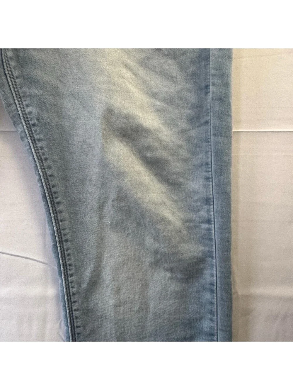 Signature Levi Jeans S37 Slim Light Wash Denim Stain Flaw